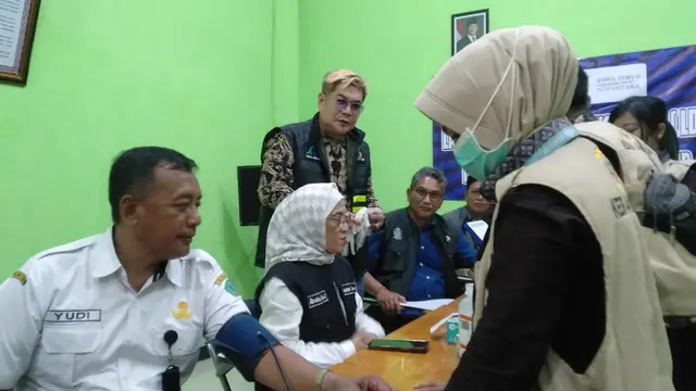 tim relawan dari Kesehatan Indonesia Raya di tengah evakuasi korban ponpes Al-Khoziny