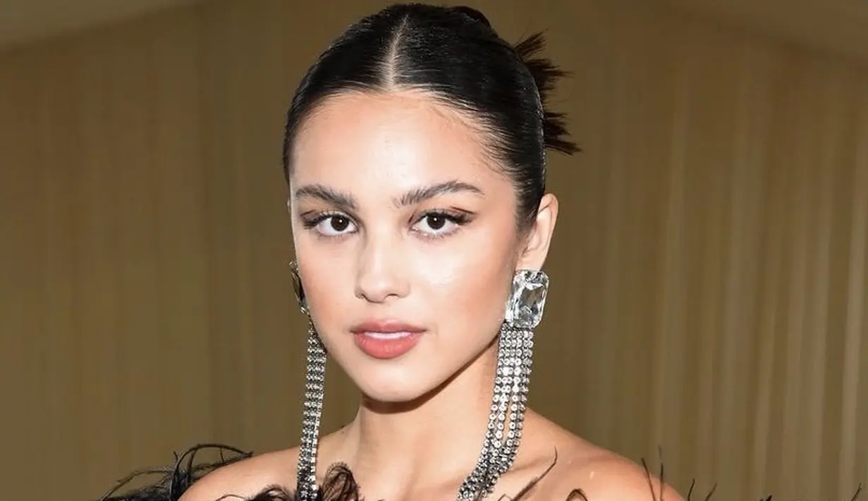 Olivia Rodrigo saat tampil di Met Gala mengenakan riasan mata graphic liner hitam di ujung-ujung matanya. Instagram @oliviarodrigo