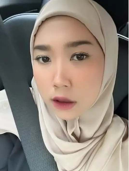 Kerap tampil terbuka dengan baju seksi, di beberapa momen Kiky aputri tampak mengubah penampilan dengan mengenakan hijab. Penampilannya saat berhijab ini banjir pujian dari warganet. (Liputan6.com/IG/@kikysaputrii)