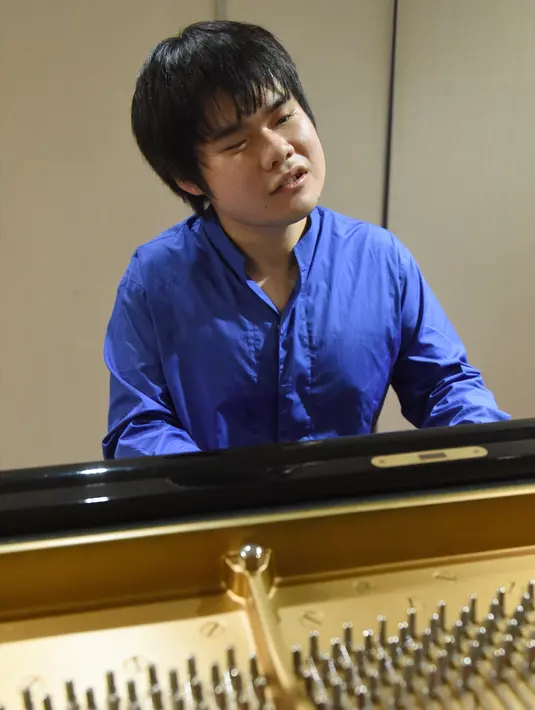 Nobuyuki Tsujii bermain piano saat sesi wawancara dengan AFP di sebuah studio di Tokyo (28/9). Tsujii adalah seorang pianis tuna netra yang namanya terdengar hingga Eropa, bahkan ia disebut-sebut sebagai Beethoven asal Asia. (AFP Photo/Toru Yamanaka)