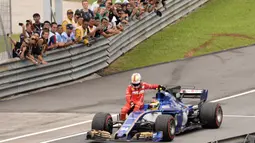 Aksi initerjadi setelah Vettel bertabrakan dengan pebalap Williams, Lance Stroll, yang membuat as roda mobilnya patah pada balapan Formula One Malaysia Grand Prix, Sepang, (01/10/2017). Vettel akhirnya finis pada posisi keempat. (AFP/Roslan Rahman)