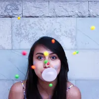 Mengunyah permen karet bisa berpengaruh pada kesehatan tubuh. (unsplash.com/@mirandco)