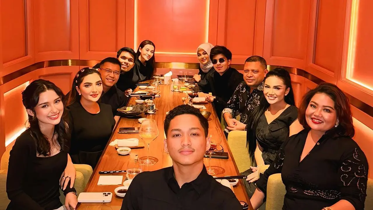 8 Momen Kejutan Ulang Tahun Azriel Hermansyah, Lamar Sarah Menzel saat Dinner