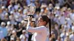 Petenis Latvia,  Jelena Ostapenko mengangkat trofi juara Prancis Terbuka 2017 usai mengalahkan petenis Rumania, Simona Halep di Roland Garros, Paris, (10/6/2017). Ostapenko menang 4-6, 6-4, 6-3. (AP/David Vincent)