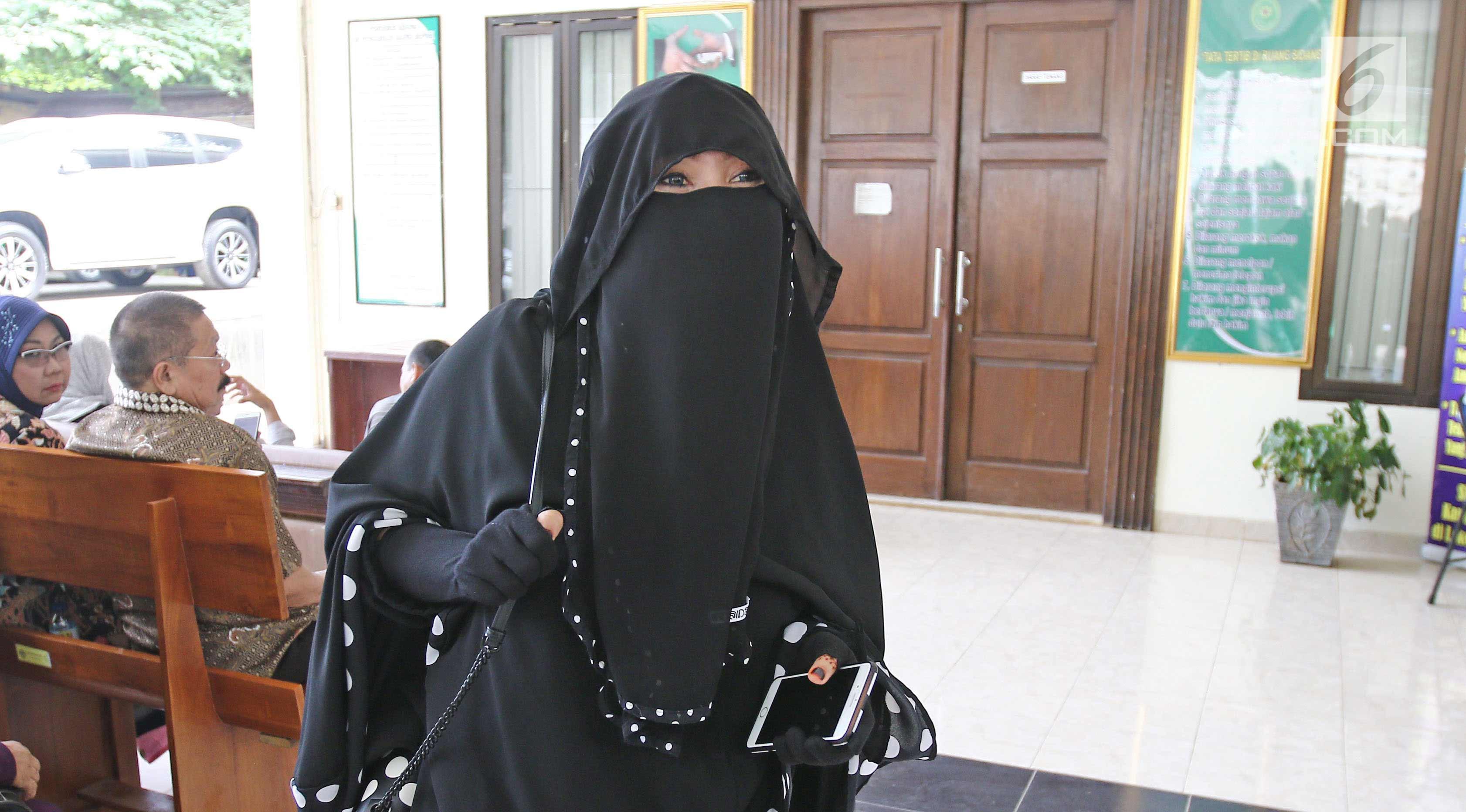 Istri komedian Caisar, Indadari bersiap menjalani sidang mediasi di Pengadilan Agama Depok, Jawa Barat, Selasa (31/10). Sidang Cerai Indadari dengan Caisar dengan putusan mediasi yang tidak dihadiri Caisar. (Liputan6.com/Herman Zakharia)