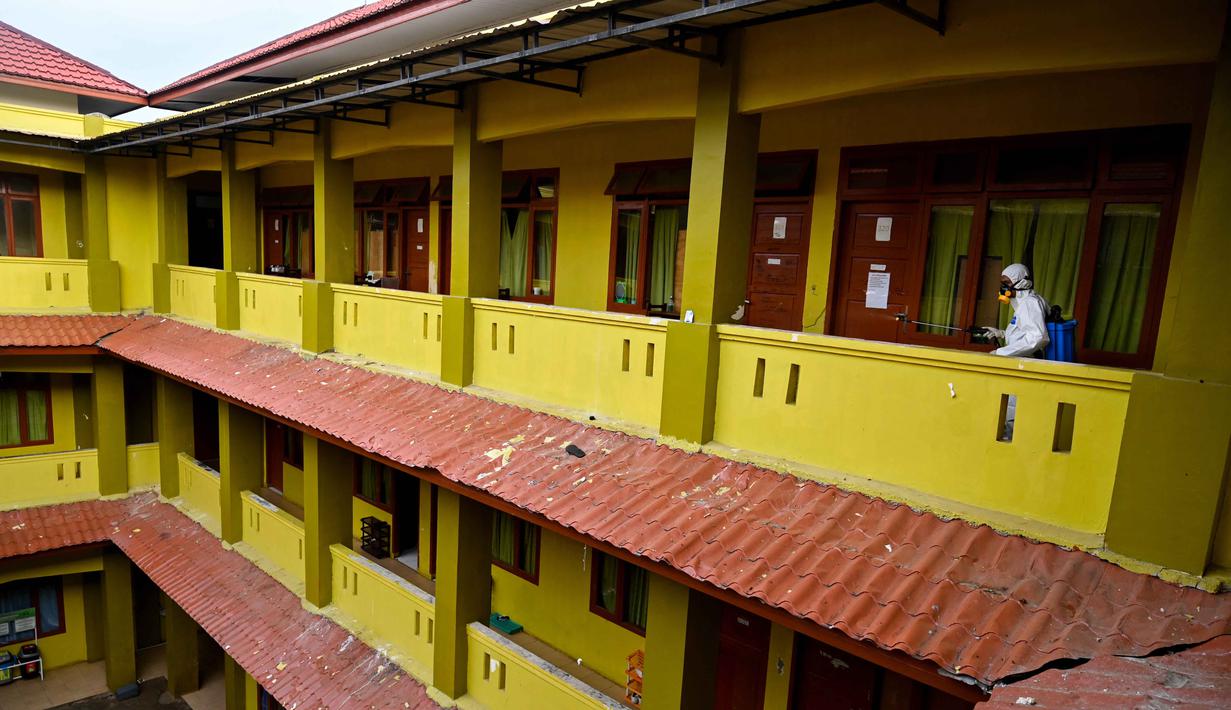 Seorang anggota Badan Penanggulangan Bencana Daerah (BPBD) menyemprotkan disinfektan di sebuah Sekolah Menengah Pertama (SMP) dalam rangka program mitigasi pencegahan penyebaran flu burung di Banda Aceh pada Jumat 31 Oktober 2025. Pelaksana Tugas (Plt) Kepala Pelaksana BPBD Banda Aceh, Ardi Asyadi, mengatakan penyemprotan berdasarkan permintaan resmi pihak sekolah dan hasil koordinasi dengan Dinas Pendidikan dan Kebudayaan (Disdikbud) setempat. (Chaideer MAHYUDDIN/AFP)