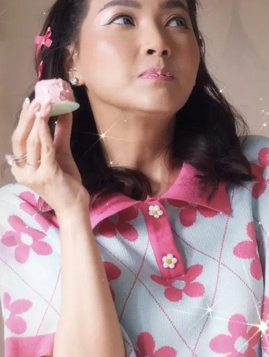 Riasan wajahnya pun melengkapi penampilan dengan lipstik pink matte, blush on pink shimmer, dan eyeliner wing nga. Dengan gaya rambut wave dihiasi hair clip pita pink. [@sarwendah29]