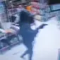 Tangkapan layar rekaman CCTV perampokan diduga menggunakan senjata api di Alfamart. (Liputan6.com/M Syukur)