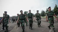 Didampingi Kapuspen TNI Mayjen TNI Fuad Basya, Panglima TNI Jenderal TNI Moeldoko melakukan inspeksi mendadak ke satuan-satuan yang ada di Jakarta, Jumat (2/5/2014) (Liputan6.com/Faizal Fanani).