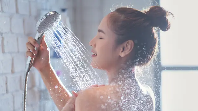 Tips Anti Bau Badan buat Perempuan yang Sering Berkendara dengan Motor