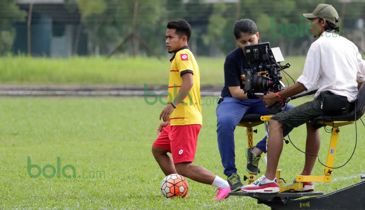 Andik Vermansah menjadi salah satu bintang utama saat shooting iklan terbaru tim Selangor FA di Stadion Mini, Shah Alam, Selangor, Malaysia, Rabu (27/01/2016). (Bola.com/Nicklas Hanoatubun)