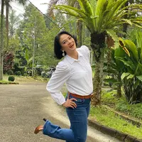 Style berpakaian Dian Nitami membuatnya terlihat awet muda di usia 50 (Instagram/bu_deedee).