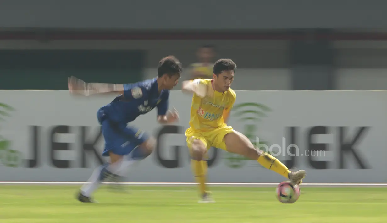 Pemain Bhayangkara FC U-19, Aria Bagaskara (kanan) berebut bola dengan pemain Persib U-19 pada laga Liga 1 U-19 di Stadion Patriot, Bekasi, (21/7/2017). Persib U-19 bermain imbang 1-1. (Bola.com/Nicklas Hanoatubun)