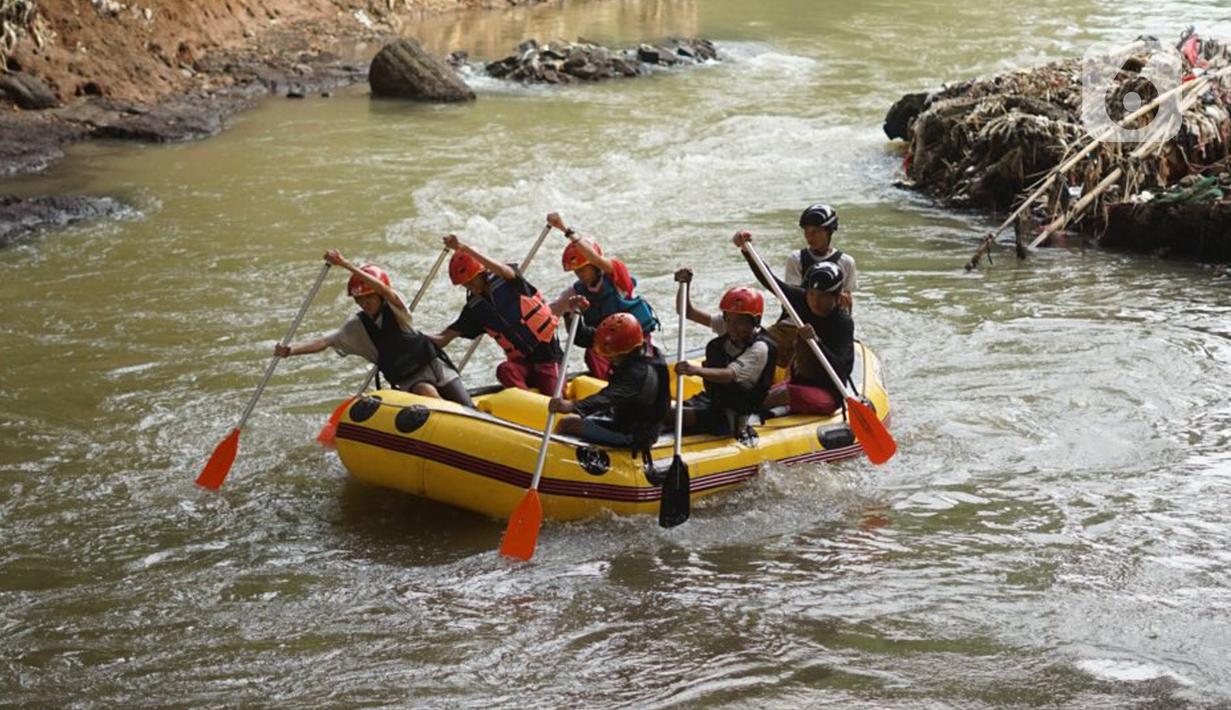Anggota Federasi Arung Jeram Kota Depok (FAJI) berlatih di aliran Sungai Ciliwung, Depok, Jumat (26/6/2020). Latihan yang digelar tiga kali dalam seminggu itu diikuti atlet arung jeram Kota Depok serta anggota federasi lain yang menjadi calon atlet di masa depan. (Liputan6.com/Immanuel Antonius)