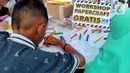 Seorang anak mengikuti workshop papercraft pada Festival #IniJakarta 2022 di kawasan Kota Tua, Jakarta, Sabtu (17/9/2022). Workshop papercraft yang bertema “Ciptakan Kotamu” diadakan oleh komunitas Peri Kertas. (Liputan6.com/Magang/Aida Nuralifa)