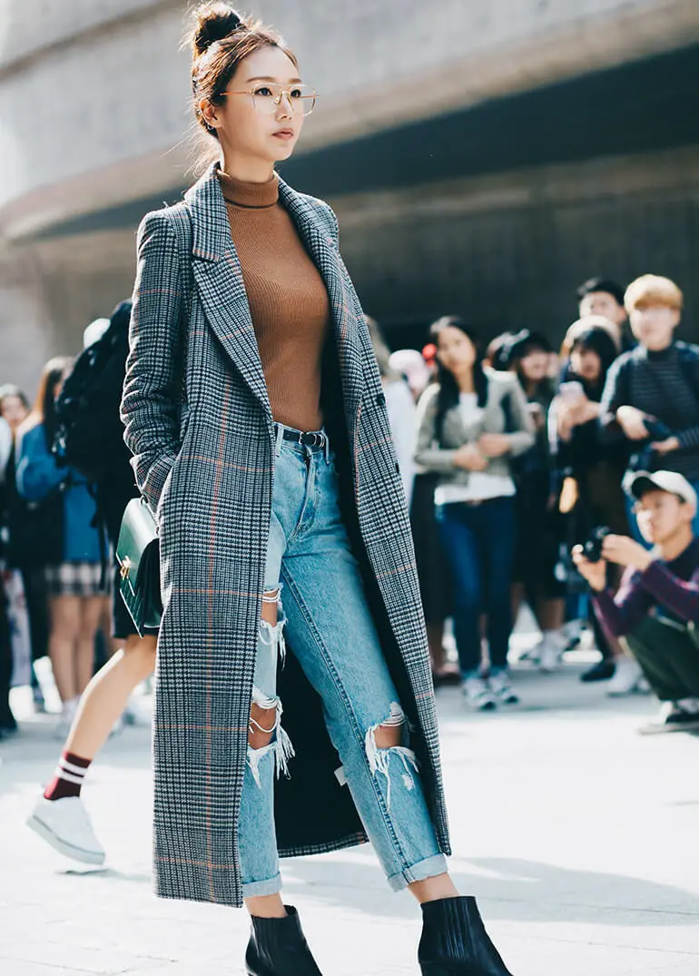Memadupadankan jeans ala street style Korea. (Sumber foto: Pinterest)
