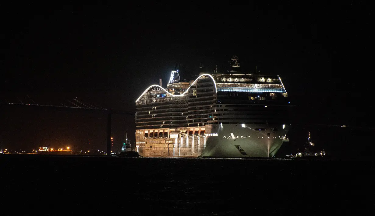 Kapal pesiar MSC World Europa meninggalkan pelabuhan Saint-Nazaire, Prancis barat pada 26 Oktober 2022. MSC World Europa dilengkapi dengan sistem propulsi gas alam cair (LNG). (AFP/Sebastien Salom Gomis)