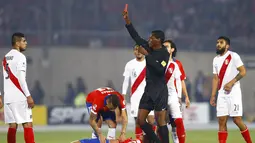 Wasit Jose Argote memberikan kartu merah kepada pemain Peru, Carlos Augusto Zambrano (kiri) setelah menendang punggung pemain Cile, Charles Aranguiz. (EPA/Javier Valdes)