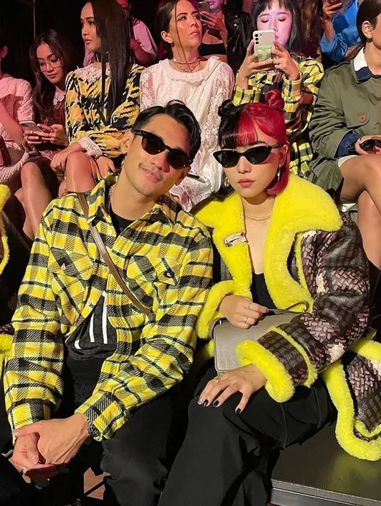 Isyana Sarasvati dan Afgan berpose saat pertunjukan Coach Spring/Summer 2023 di New York Fashion Week 2022. Isyana dan Afgan terlihat keren menggunakan kacamata hitam di pertunjukan fashion dunia tersebut. (Instagram/kanmogroup.fashion)
