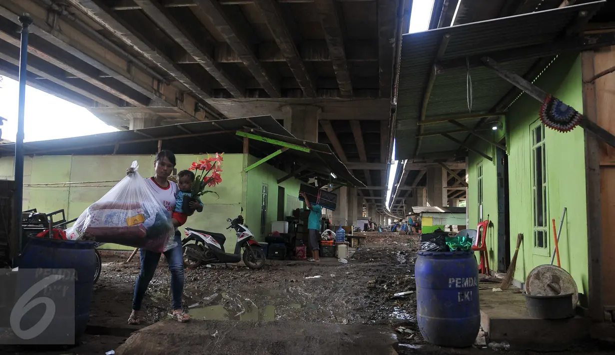 Aktivitas warga Kolong Tol Pluit, Jakarta, (3/1). Permukiman liar di kolong tol Pluit segera dibereskan dan tidak perlu melayangkan surat sosialisasi hingga tiga kali surat peringatan untuk membereskan kawasan tersebut. (Liputan6.com/Gempur M Surya)