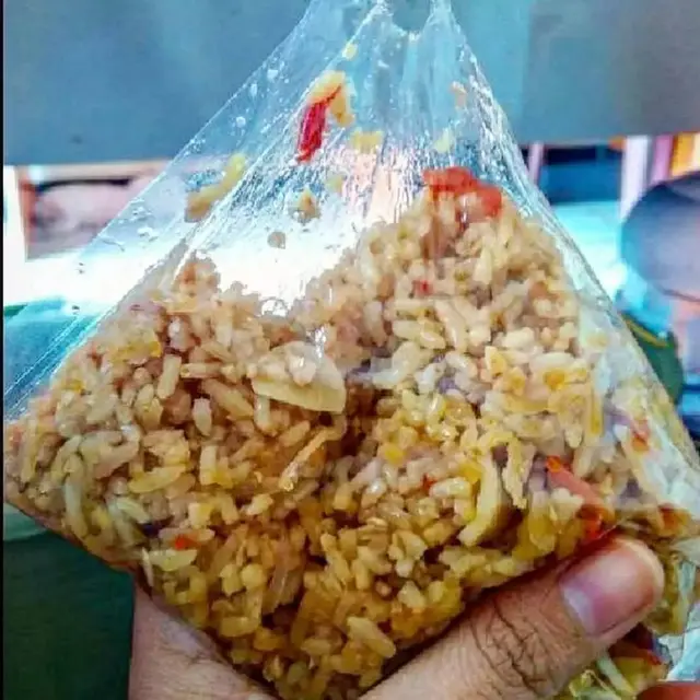 7 Potret Cara Absurd Makan Langsung dari Wadah Plastik Ini Kocak