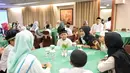 Salah satu kontestan asal Padang, Shaza Belladona mengungkapkan kebahagiaannya saat mendapat kesempatan bertemu dengan anak-anak itu. Ia sangat senang lantaran bisa berinteraksi langsung dengan mereka. (Adrian Putra/Bintang.com)