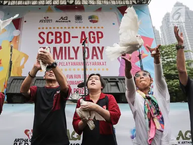 Menteri KKP Susi Pudjiastuti (kanan) dan Pendiri Artha Graha Peduli, Tomy Winata (kiri) melepas burung secara simbolis pada acara Family Day Artha Graha Peduli (AGP) di Pasar Akhir Pekan SCBD, Jakarta, Minggu (25/11). (Liputan6.com/Fery Pradolo)