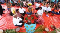 Kepala BNPB Doni Monardo bertemu dengan para tetua adat atau Ondofolo dan masyarakat adat se-Danau Sentani di Bumi Kenambai Umbai, Sentani, Jayapura, Selasa (3/9/2019). (Dok Badan Nasional Penanggulangan Bencana/BNPB)