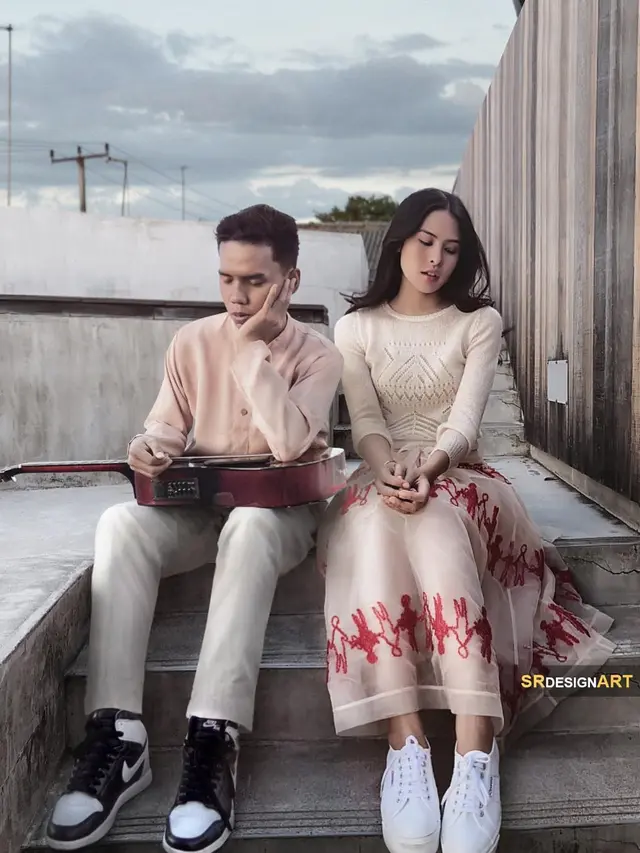 6 Editan Foto Pria Bersama Penyanyi Cewek Tanah Air, Kocak