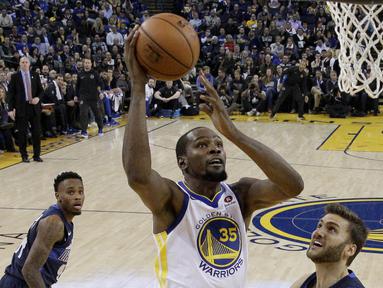 Pebasket Golden State Warriors, Kevin Durant, berusaha memasukan bola saat melawan Dallas Maverick pada laga NBA di Oracle Arena, Oakland, Kamis (14/12/2017). Warriors menang 112-97 atas Mavericks. (AP/Marcio Sanchez)