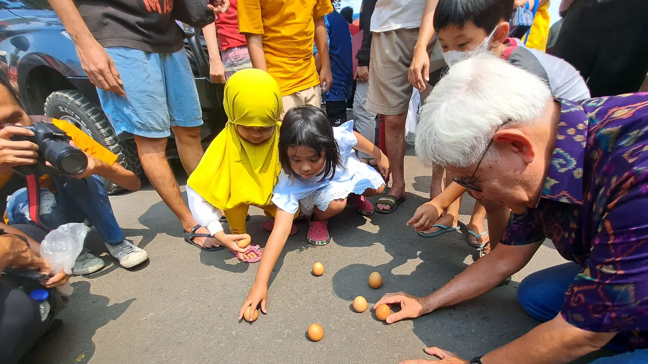 Warga mencoba memberdirikan telur saat Festival Peh Cun di Tangerang, Kamis (22/6/2023).