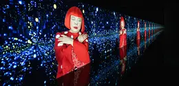 Proyeksi video karya "Song of a Manhattan Suicide Addict" oleh seniman Jepang Yayoi Kusama terlihat saat pratinjau media untuk pameran "I would overcome death and go on living" di Museum Yayoi Kusama, Tokyo, pada 16 Oktober 2024. (Philip FONG/AFP)