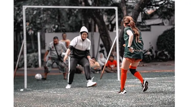 6 Gaya Ayu Ting Ting saat Tanding Sepak Bola, Curi Perhatian
