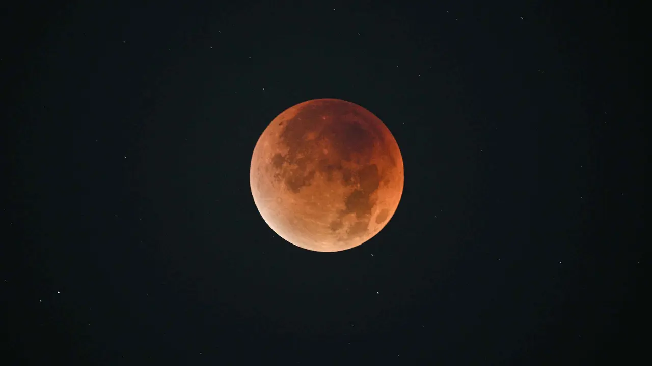 Kembali Hiasi Langit, Seperti Ini Penampakan Fenomena “Blood Moon” di Berbagai Negara