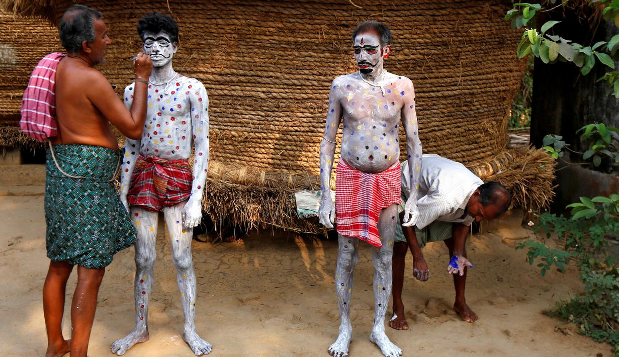 Penganut Hindu mengecat sekujur tubuhnya untuk melakukan ritual dari festival keagamaan Siwa Gajan di Bengal Barat , India , (11/4). Festival ini dilakukan sebagai penghormatan kepada Dewa Siwa dari kepercayaan umat Hindu. (REUTERS / Rupak De Chowdhuri)
