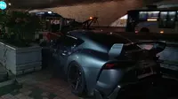 Mobil Sport Toyota Supra Tabrak Tiang hingga Roboh dan Timpa Pemotor di Thamrin, 2 Orang Luka