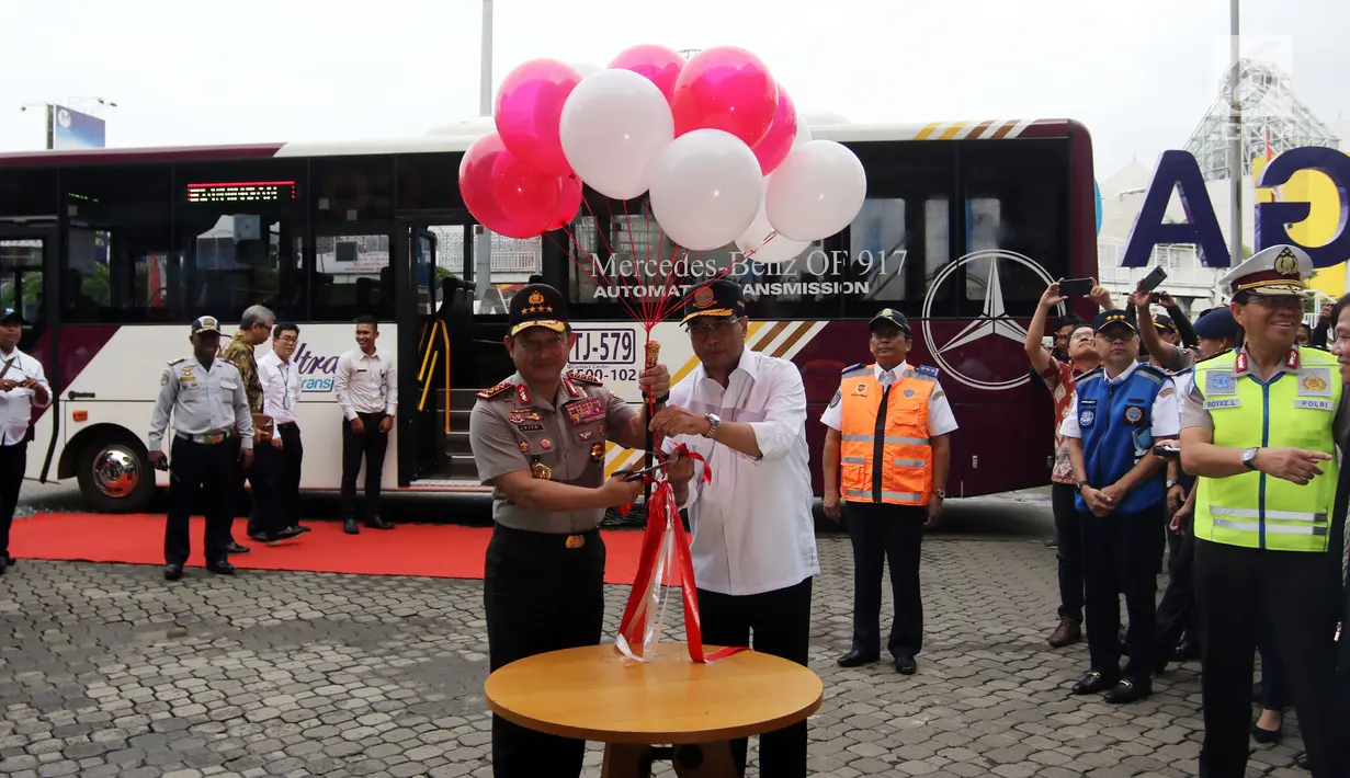 Menteri Perhubungan Budi Karya Sumadi dan Kapolri Jenderal Tito Karnavian melepas balon ke udara sebagai tanda Operasi Green Line dan pelepasan Bus TransJabodetabek Premium di Mega City, Bekasi Barat, Senin  (12/3). (Liputan6.com/Arya Manggala)