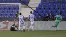 Pemain Real Madrid Marco Asensio (kanan) mencetak gol ke gawang Leganes pada pertandingan La Liga di Stadion Butarque, Leganes, Madrid, Spanyol, Minggu (19/7/2020). Pertandingan berakhir dengan skor 2-2. (AP Photo/Bernat Armangue)