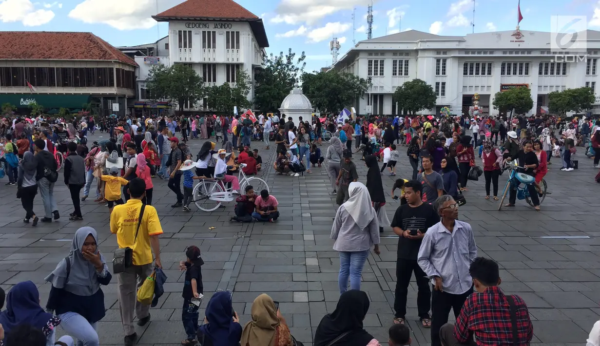 Wisatawan menikmati suasana kawasan Kota Tua, Jakarta, Jumat (16/2). Objek wisata sejarah Kota Tua menjadi salah satu tujuan warga Jakarta dan sekitarnya untuk mengisi libur Tahun baru Imlek 2018. (Liputan6.com/Immanuel Antonius)