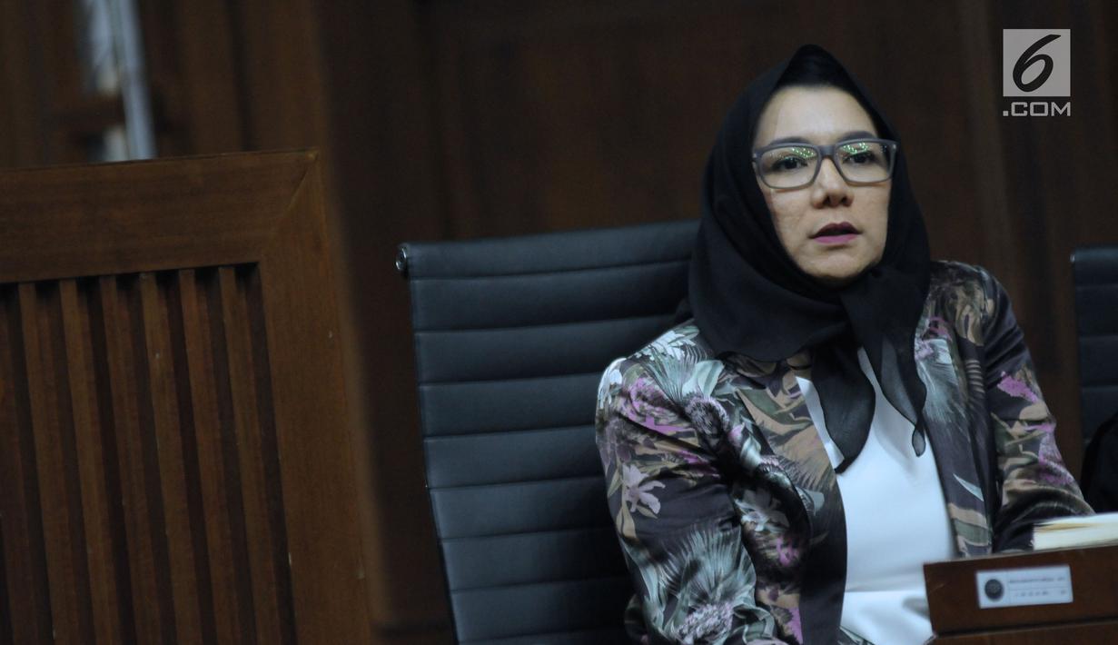 Terdakwa dugaan gratifikasi dan suap pemberian izin lokasi perkebunan kelapa sawit, Rita Widyasari saat mengikutii sidang lanjutan di Pengadilan Tipikor, Jakarta, Selasa (3/4). Sidang mendengar keterangan saksi. (Liputan6.com/Helmi Fithriansyah)