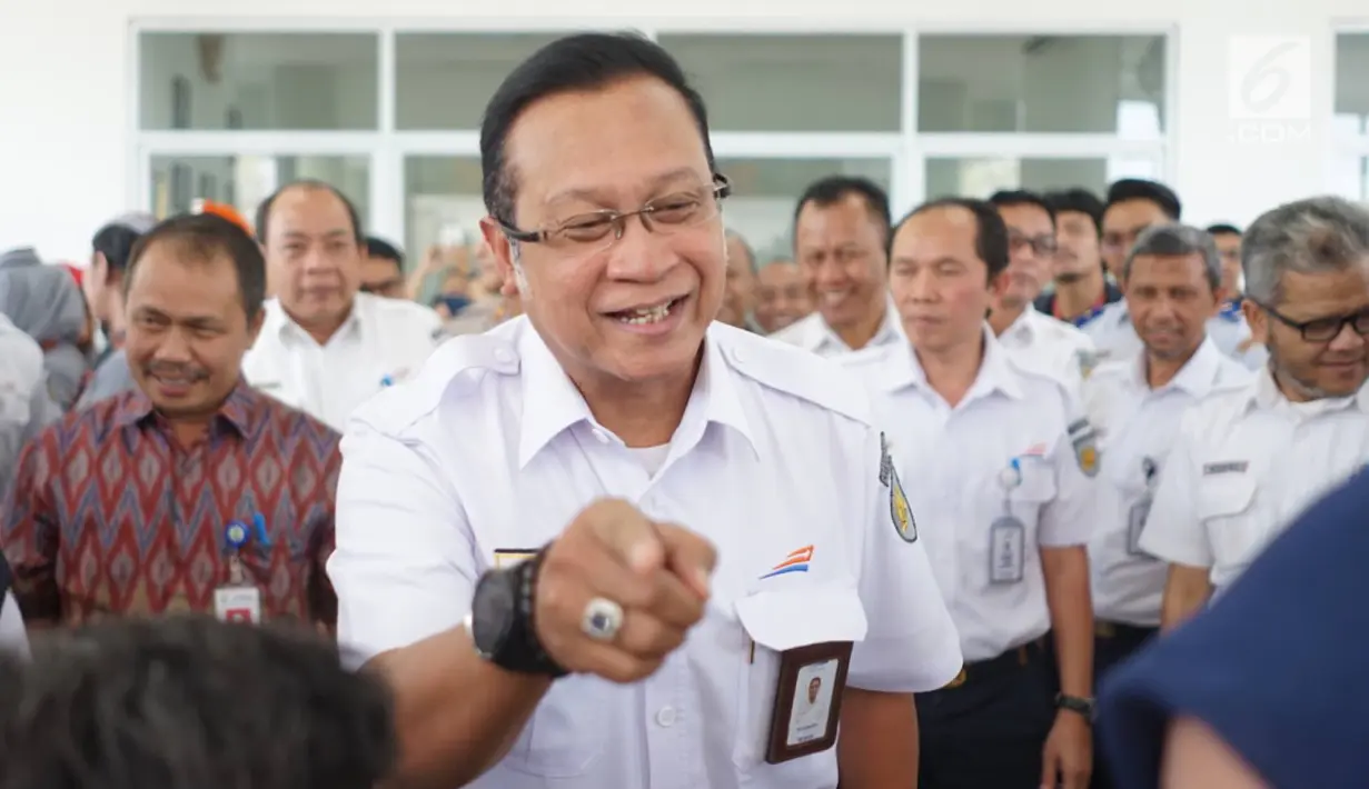 Direktur PT KAI Edi Sukmoro menghadiri peresmian jembatan penghubung atau skybridge di Stasiun Batu Ceper, Tangerang, Kamis (18/7/2019). Jembatan penghubung ini untuk mengintegrasikan peron KRL Commuter Line dengan peron KA Bandara di Stasiun Batu Ceper. (Liputan6.com/Immanuel Antonius)