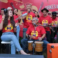 Penyanyi dan pemeran Aura Kasih mengaku senang saat diajak terlibat dalam film yang mengangkat dari kisah band yang pernah tenar tahun 1980-an, Orkes Moral Pengantar Sinar Petromaks. (Nurwahyunan/Bintang.com)