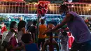 Anak-anak bermain di luar rumah bertema Natal di Manila (21/12/2022). Perayaan Natal tinggal menghitung hari, warga Manila antusias mengunjungi rumah yang didekor dengan ornamen dan hiasan Natal itu. (AFP/Jam Sta Rosa)