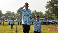 Citizen6, Lampung: Pemkab Tulang Bawang Barat menggelar Upacara Bulanan di Lapangan Merdeka Panaragan Jaya, Jumat Pagi (17/06). (Pengirim: Jerry Hasan)