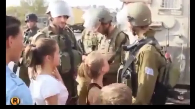 Aksi berani gadis kecil tonjok tentara Israel.