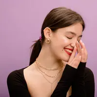 Ilustrasi perempuan dengan perhiasan menarik/copyright freepik.com/lookstudio