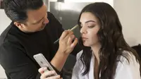 Berikut ini adalah beberapa tips merias wajah secara sederhana dari makeup artist supermodel terkenal, Kendall Jenner