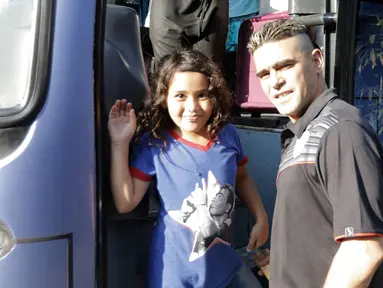Sebelum berangkat dari hotel ke stadion I Wayan Dipta, Gianyar, Cristian Gonzales menyempatkan diri untuk menemani putri kecilnya melihat bus tim Arema Cronus, Sabtu (17/10/2015).