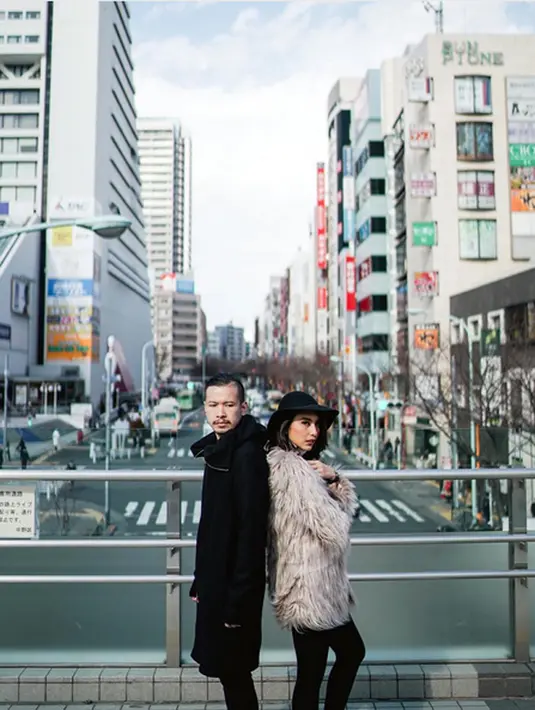 Selain ratusan yang mendoakan dan mengaku senang dengan keduanya, ada juga pengikutnya yang berkomentar lain. Hal itu membuat Tyas sedikit sewot. (Instagram/tyasmirasih)