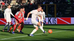 Pada laga ini, eks striker Manchester United itu membukukan brace alias dua gol dan membuat Napoli menang 2-0 plus menutup tahun 2025 dengan hasil yang memuaskan. (Alberto Mariani/LaPresse via AP)